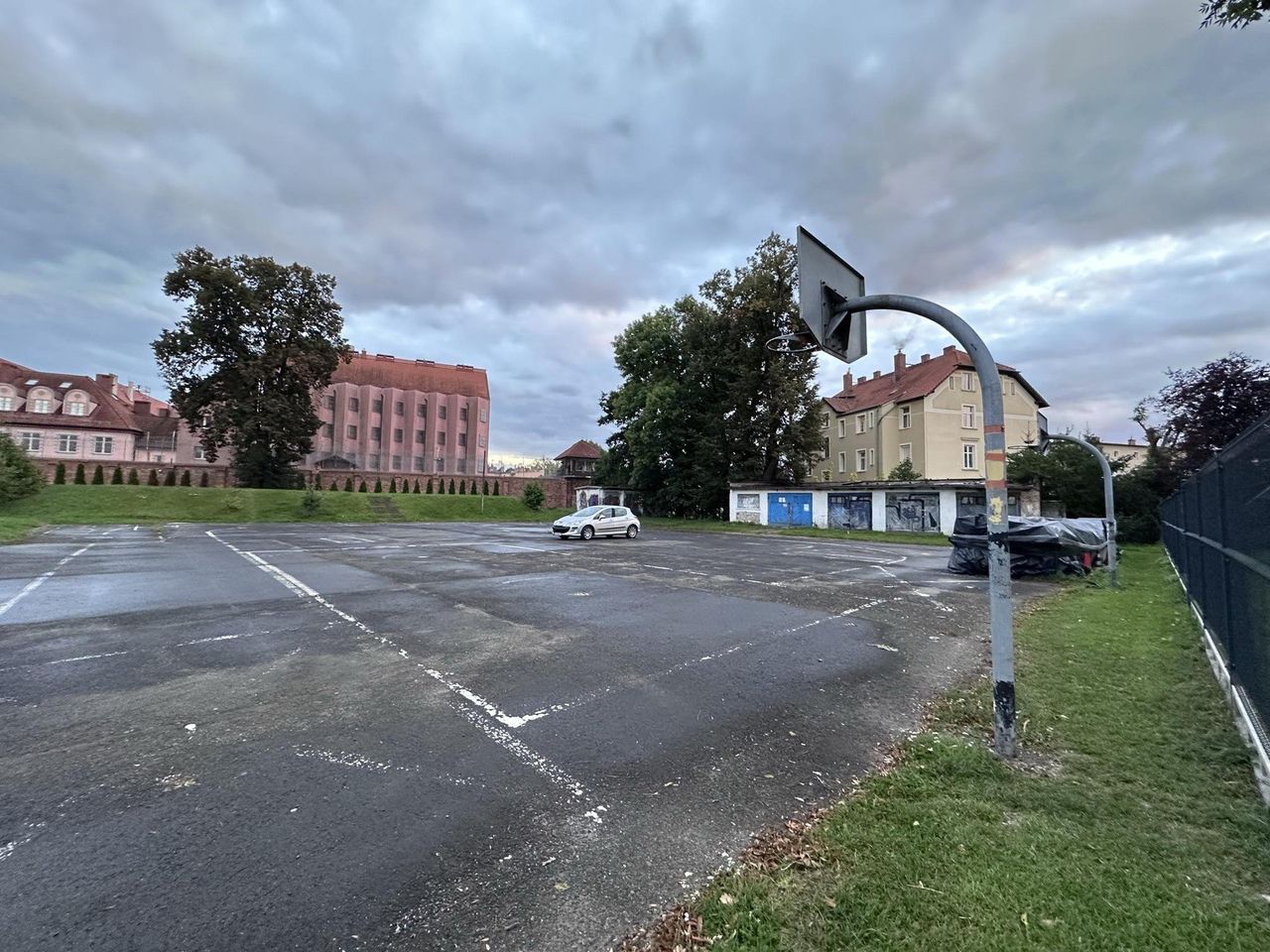 Jelenia Góra: Ruszył remont placu przy dawnym MDK