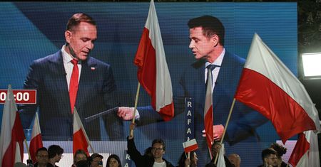 Słynna koperta dla Nawrockiego. Wiemy, co było w środku