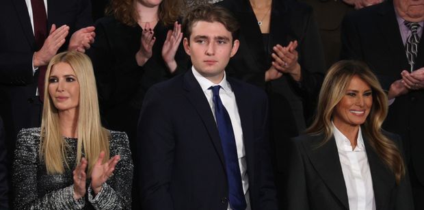 RZADKI WIDOK: Melania Trump z synem Barronem na orędziu Donalda. 19-latek górował nad matką i rodzeństwem (ZDJĘCIA)