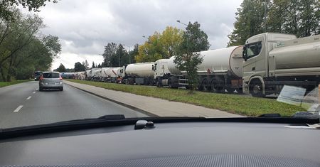 Cysterny przed bazą. Czytelnik przysłał zdjęcia, mówi, co się dzieje