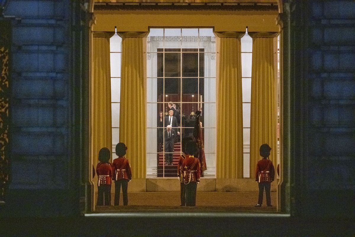 Rodzina królewska żegna Elżbietę II w pałacu Buckingham