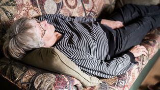 Najgorsza pora na drzemkę. Badacze mówią o ryzyku dla seniorów