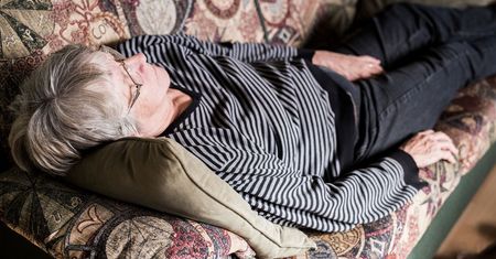 Najgorsza pora na drzemkę. Badacze mówią o ryzyku dla seniorów