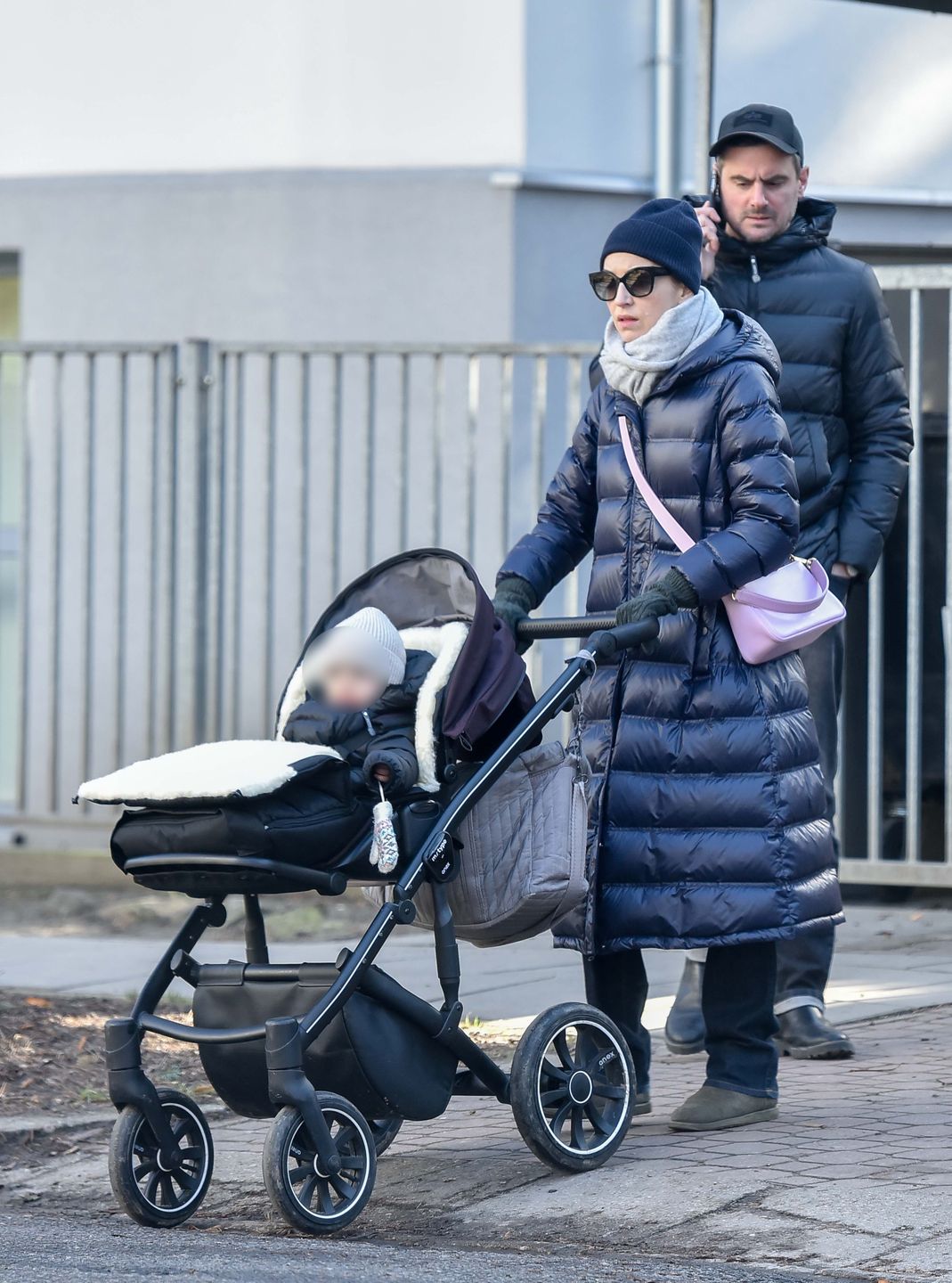 Agnieszka Więdłocha i Antoni Pawlicki spacerują z córeczką 
