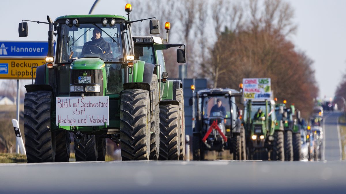 German farmers' nationwide strike
epa11064334 A banner hangs on a tractor that reads 'Politics with expertise instead of ideology and bans' (L) as farmers drive their tractors on federal road B1 during a nationwide farmers' strike near Soest, Germany, 08 January 2024. Farmers went on strike nationwide in Germany, in protest against the federal government's agricultural policy.  EPA/CHRISTOPHER NEUNDORF 
Dostawca: PAP/EPA.
CHRISTOPHER NEUNDORF
