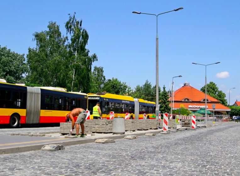 Wilanów. Trwa budowa instalacji złożonej z sześciu ładowarek do autobusów. Pozwolą one szybko uzupełnić energię w bateriach pojazdów komunikacji biorowej