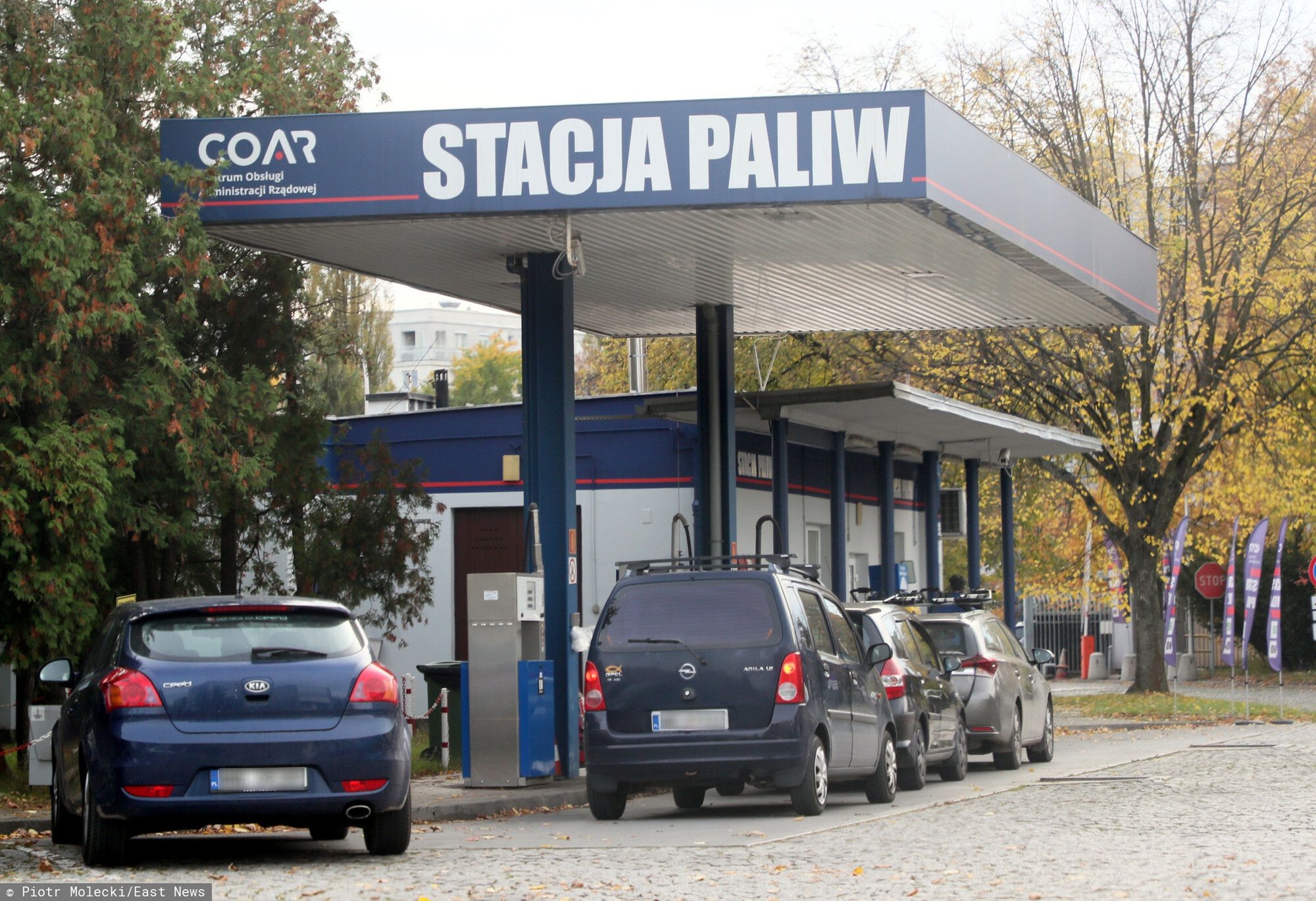 "Rz?dowa" stacja benzynowa w Warszawie
Fot. Piotr Molecki/East News, Warszawa, 20.10.2021. Stacja paliw na terenie Centrum Obslugi Administracji Rzadowej przy ul. Powsinskiej. Stacja jest ogolnodostepna, a ceny benzyny o kilka gorszy nizsze niz na wiekszosci stacji w stolicy.
Piotr Molecki