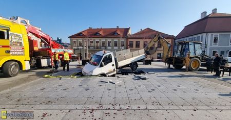 Zniszczył nową fontannę w Bochni. Kierowca chciał skrócić sobie drogę
