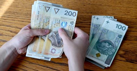 Udawał lekarza,  Kobieta przelała mu fortunę