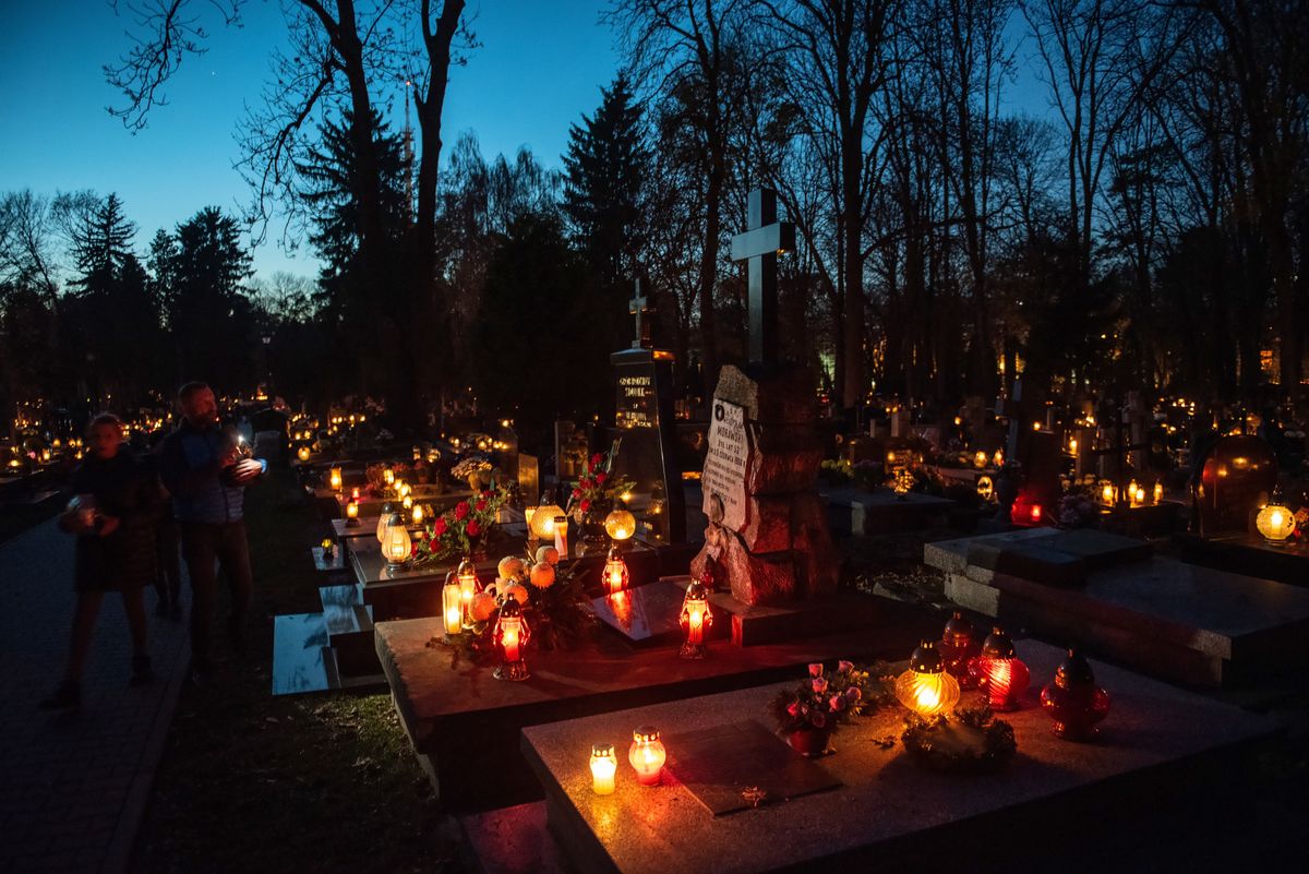 Pożar na cmentarzu w Szczawnie-Zdroju. Winne znicze