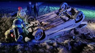 Mętów: Chciał ominąć sarnę. Samochód dachował