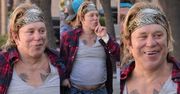 Odmieniony Mickey Rourke walczy ze spadającymi spodniami podczas wyprawy na lunch (ZDJĘCIA)