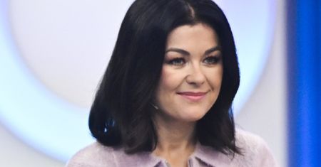 Stanęła przed kamerami w skórzanej spódnicy. Ale coś poszło nie tak
