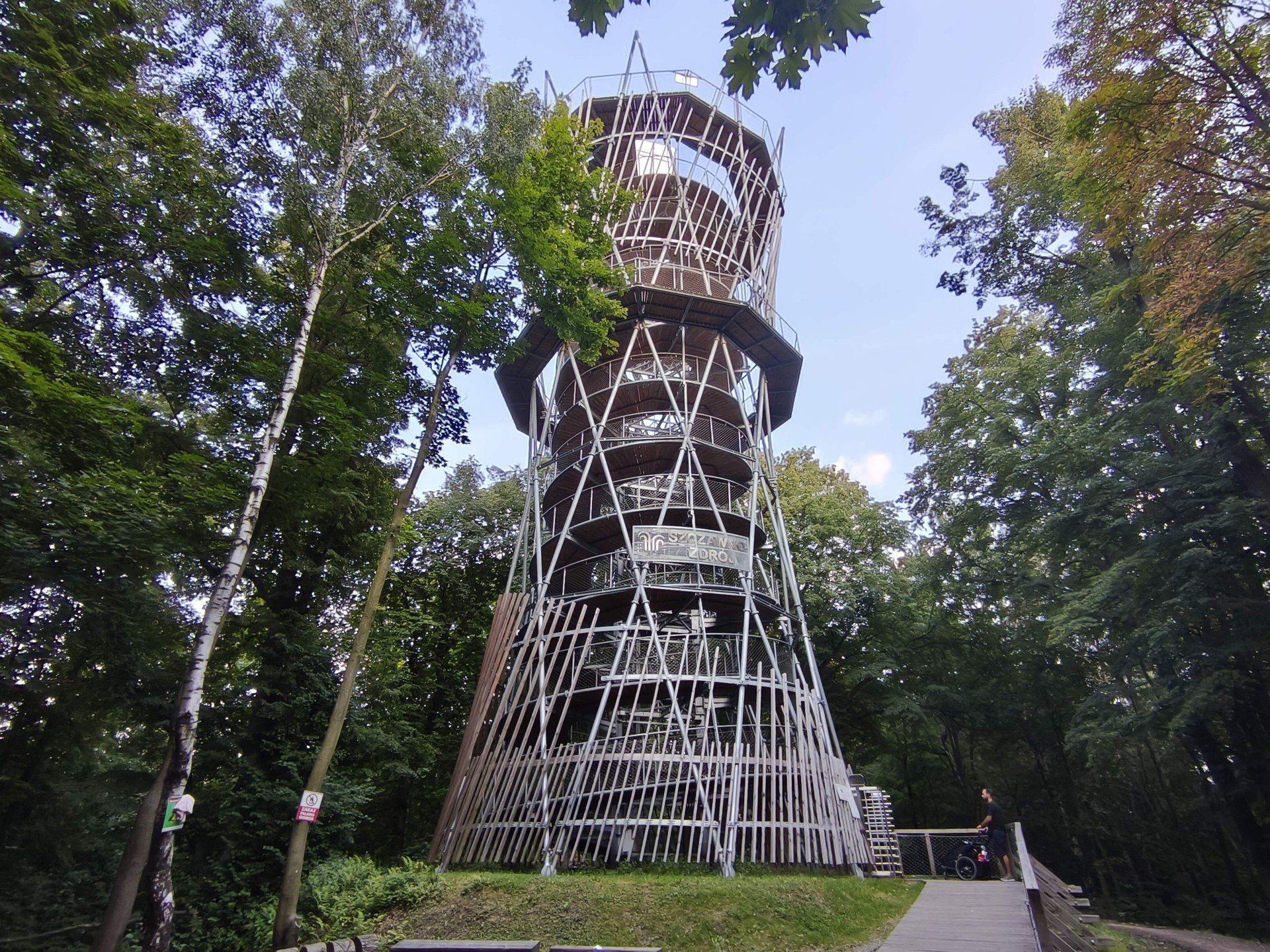 Wieża widokowa na Wzgórzu Gedymina - położona ok. 1 km od Słonecznej Polany - w Parku Zdrojowym.