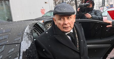 Kara dla Kaczyńskiego za wieniec i uderzenie aktywisty. Mamy sondaż