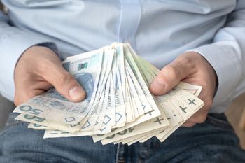 Wystarczył jeden telefon. Stracił 800 tys. zł. Tak działali oszuści