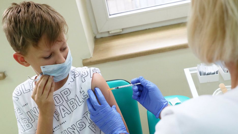 Szczepienie przeciw COVID-19 uczni�w szko?y podstawowejFot. Piotr Molecki/East News, Warszawa, 16.09.2021. Szczepienie przeciw covid-19 uczniow szkoly podstawowej w przychodni lekarskiej.Piotr Molecki