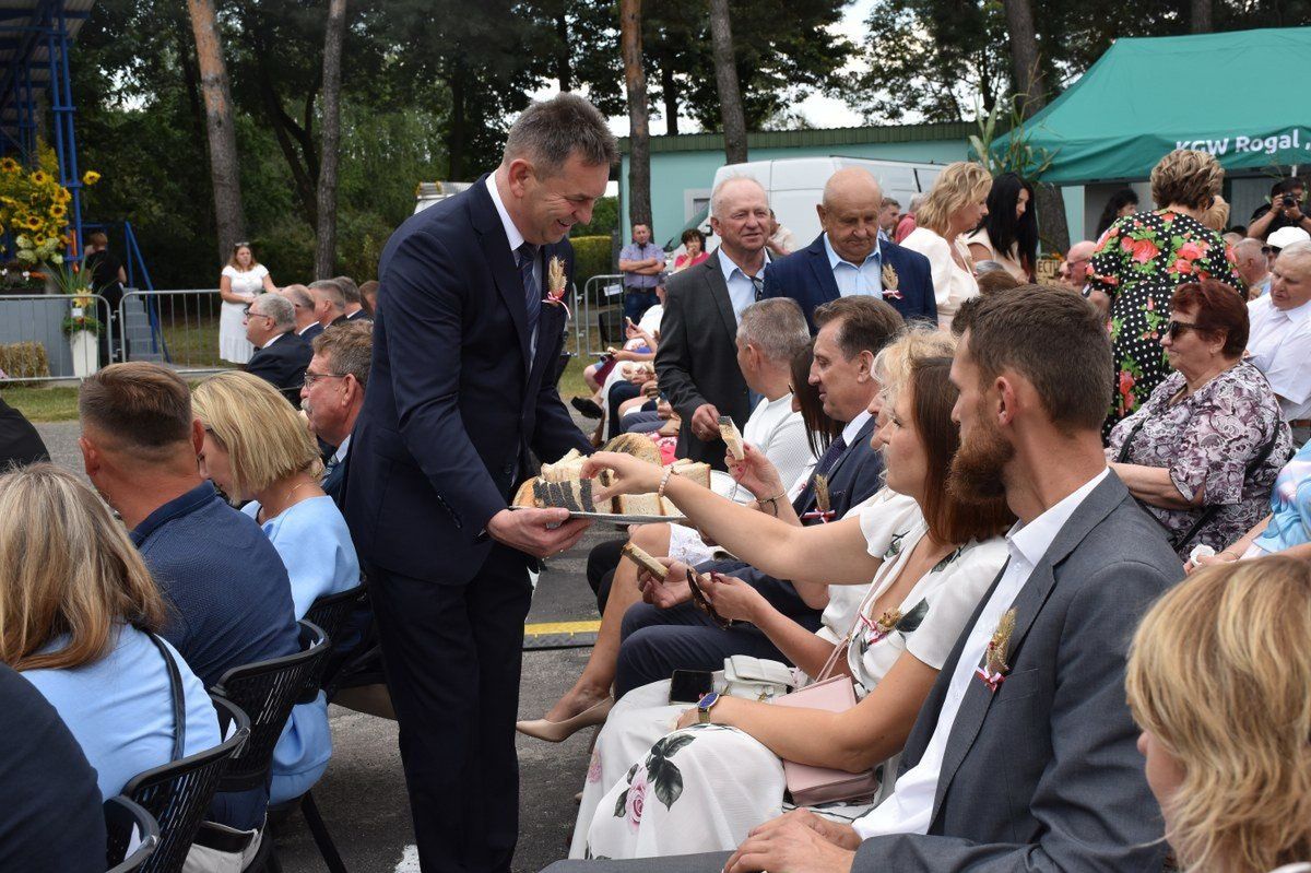 Koźminek: Obrzęd dożynkowy i stoły suto zastawione jadłem