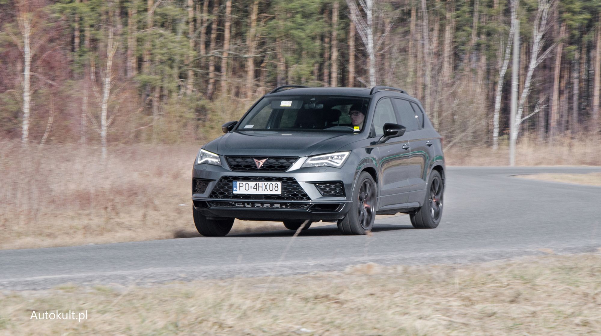 Cupra Ateca po zakrętach jeździ świetnie. Bardzo dobrze trzyma się drogi, a amortyzatory nie pozwalają na bujanie nadwozia.