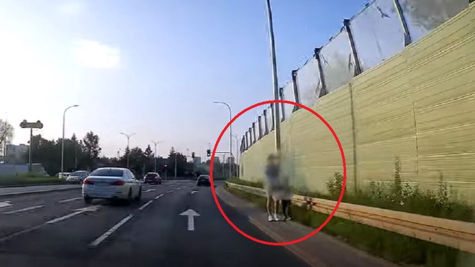 Spacer z dzieckiem po wąskim poboczu? To przepis na tragiczne zakończenie