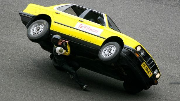 Kobieta prowadzi samochód