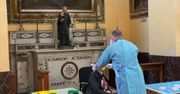 Testowanie na koronawirusa we włoskim kościele. Wszystko po to, aby pomóc najuboższym