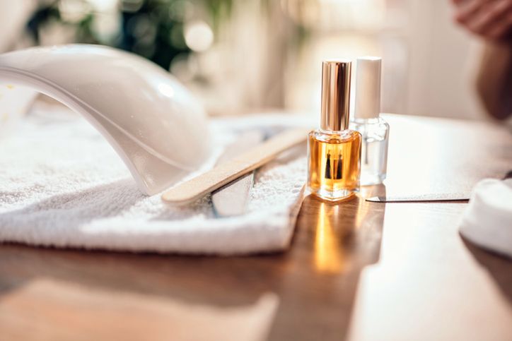 Podstawowy manicure hybrydowy krok po kroku. Jak zrobić hybrydę na paznokciach?