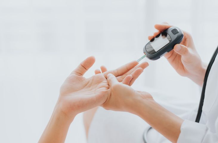 Gensulin R to roztwór do wstrzykiwań zawierający szybko działającą insulinę ludzką, niezbędna do leczenia pacjentów z cukrzycą.
