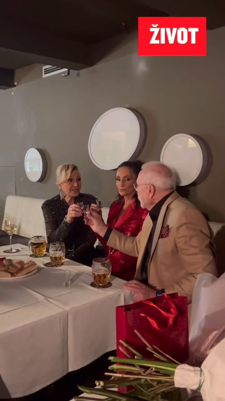 Helena Vondrackova wzniosła toast za zdrowie koleżanki