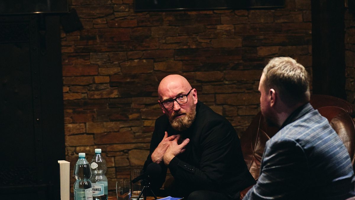 Robert Małecki na scenie Hard Rock Pubu Pamela