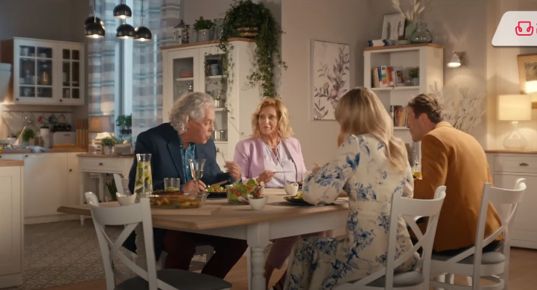 Synowa i Teściowa wybierają stół w reklamie salonów Agata