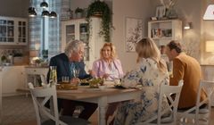 Synowa i Teściowa wybierają stół w reklamie salonów Agata