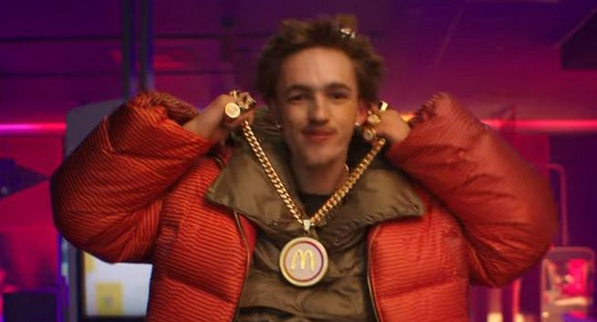 Klient jak hip-hopowiec reklamuje MojeM w McDonald’s