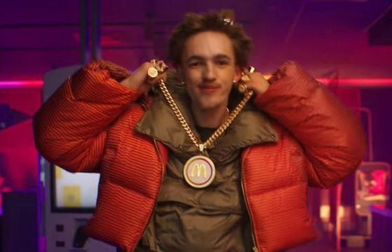 Klient jak hip-hopowiec reklamuje MojeM w McDonald’s