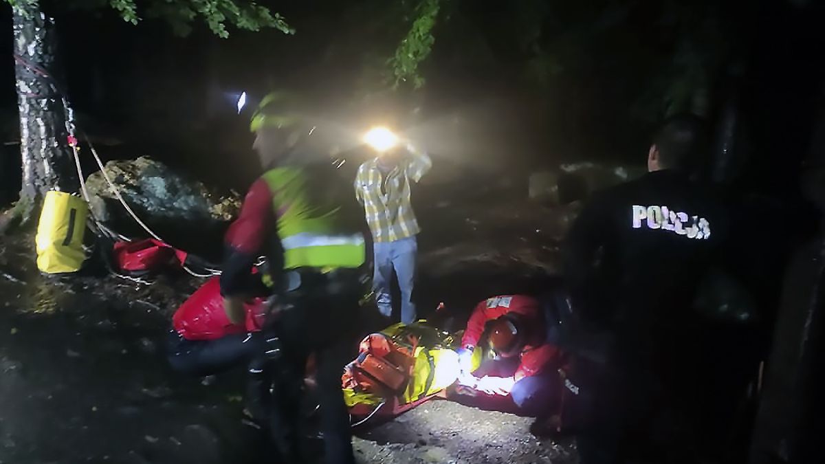 Mężczyzna spadł z tarasu widokowego. Pomogli mu członkowie GOPR