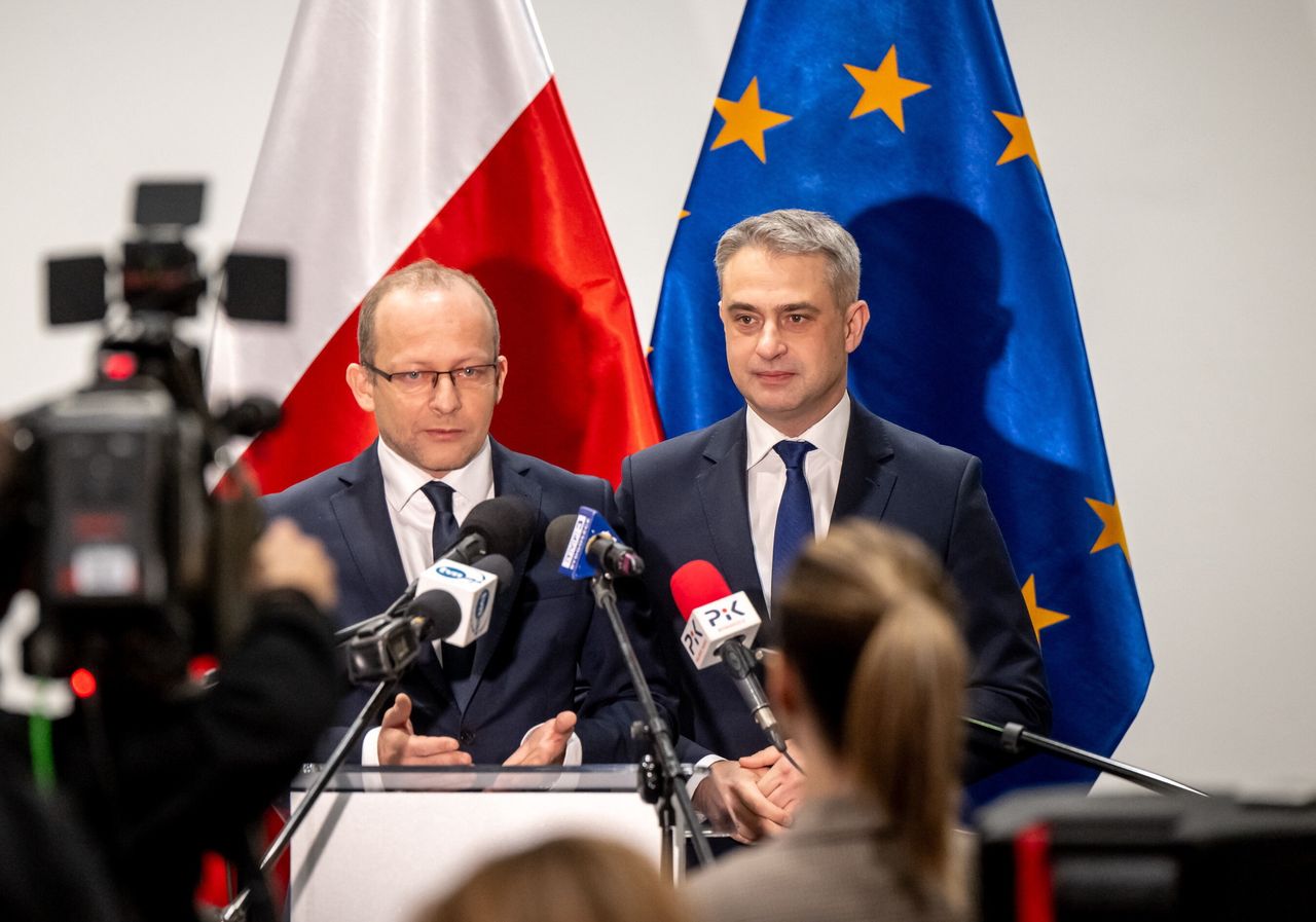 Wicepremier, minister cyfryzacji Krzysztof Gawkowski (P) oraz wiceminister cyfryzacji Paweł Olszewski (L) podczas konferencji prasowej w siedzibie Kujawsko-Pomorskiego Urzędu Wojewódzkiego w Bydgoszczy