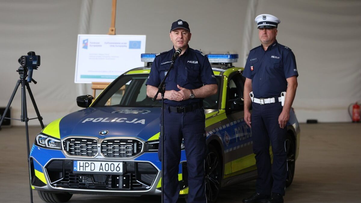 Nowe oznakowane radiowozy BMW i radary ręczne