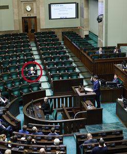 "Ostał się jeden". To zdjęcie z Sejmu mówi wszystko