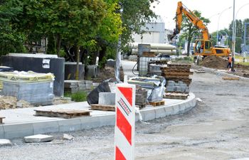 Stalowa Wola: Trudny remont Alei Jana Pawła II – ulicy Osiedlowej, prace biegną etapami. Zobacz zdjęcia