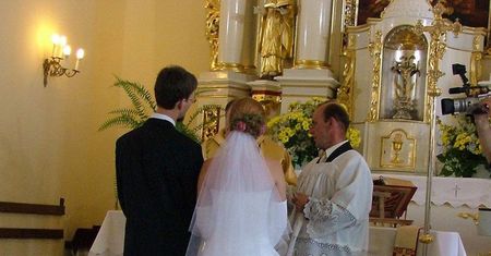 Cios w Kościół. Nawet katolicy rezygnują z tego sakramentu