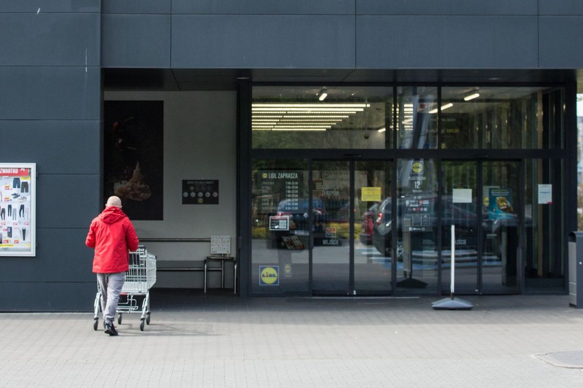 Im mniejszy sklep, tym bardziej cierpi na godzinach dla seniorów. Duże sieci - jak Lidl (na zdjęciu) - próbują ściągnąć seniorów promocjami.