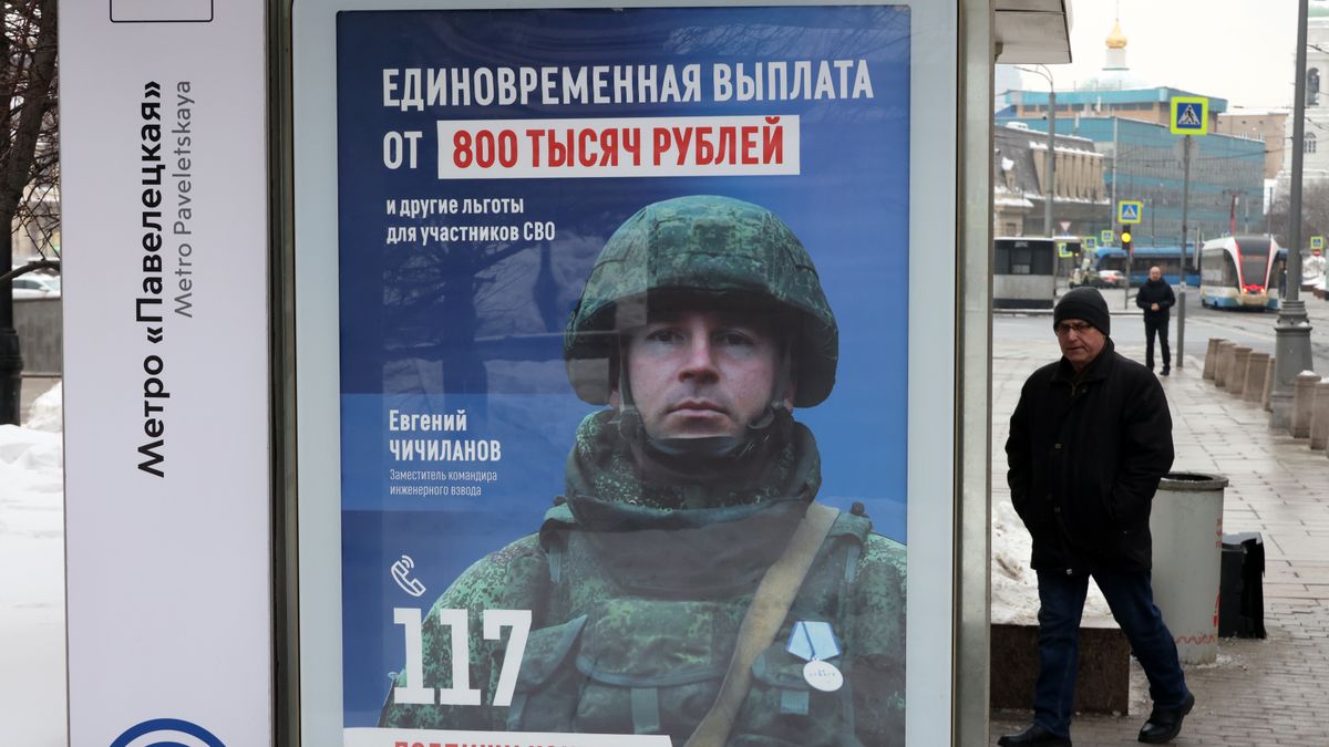 MOSCOW, RUSSIA - JANUARY 25: A passer-by walks past a military propaganda billboard promoting a military contract service in the Armed forces of Russia, on January 25, 2026, in Moscow, Russia. The sign reads: "One-time payment of 800,000 rubles and other benefits for participants of the Special Military Operation. Deputy commander of the engineering platoon Yevgeniy Chichilanov". The Special Military Operation means the war on Ukraine. (Photo by Contributor/Getty Images)