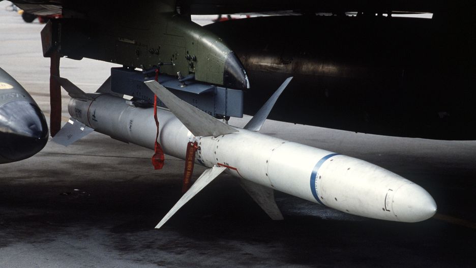 AGM-88 HARM podwieszony pod F-4G Phantom II.