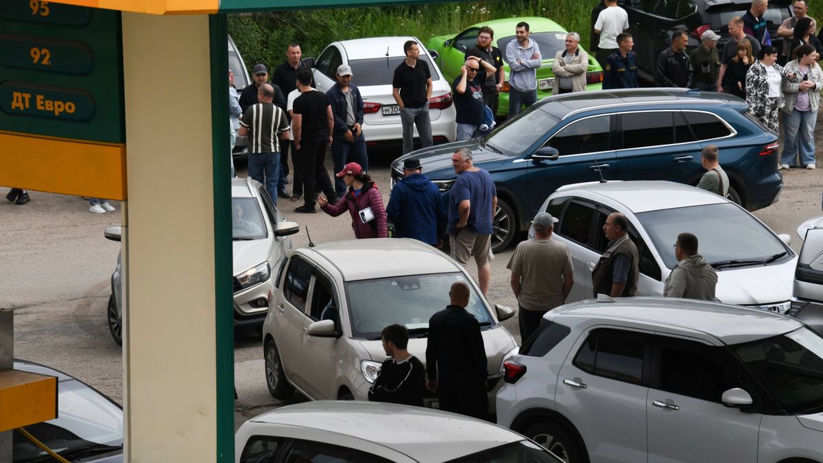 Brakuje paliwa na stacjach benzynowych w Rosji
Russia Regions Gasoline Shortages 9197786 30.06.2026 Cars queue to fuel at a KORS petrol station amid gasoline shortages in Chita, Trans-Baikal Territory, Russia. Evgeny Yepanchintsev / Sputnik Chita Russia PUBLICATIONxINxGERxSUIxAUTxESTxLTUxLATxNORxSWExDENxNEDxPOLxUKxAUSxONLY Copyright: xEvgenyxYepanchintsevx
IMAGO/Evgeny Yepanchintsev