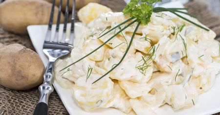 Nasi sąsiedzi uwielbiają sałatkę ziemniaczaną. My robimy ją po swojemu
