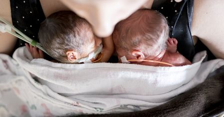 Pierwszy taki przypadek na świecie. Chorobę wykryto u dwóch braci z trojaczków