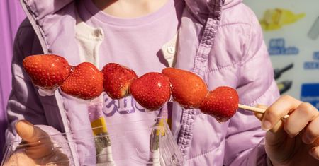 Chińczycy tak jedzą truskawki. Wystarczą 2 składniki, by zamienić je w "szklane" lizaki