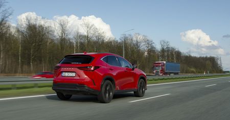 Czy można jechać lewym pasem autostrady, kiedy prawy jest w złym stanie?