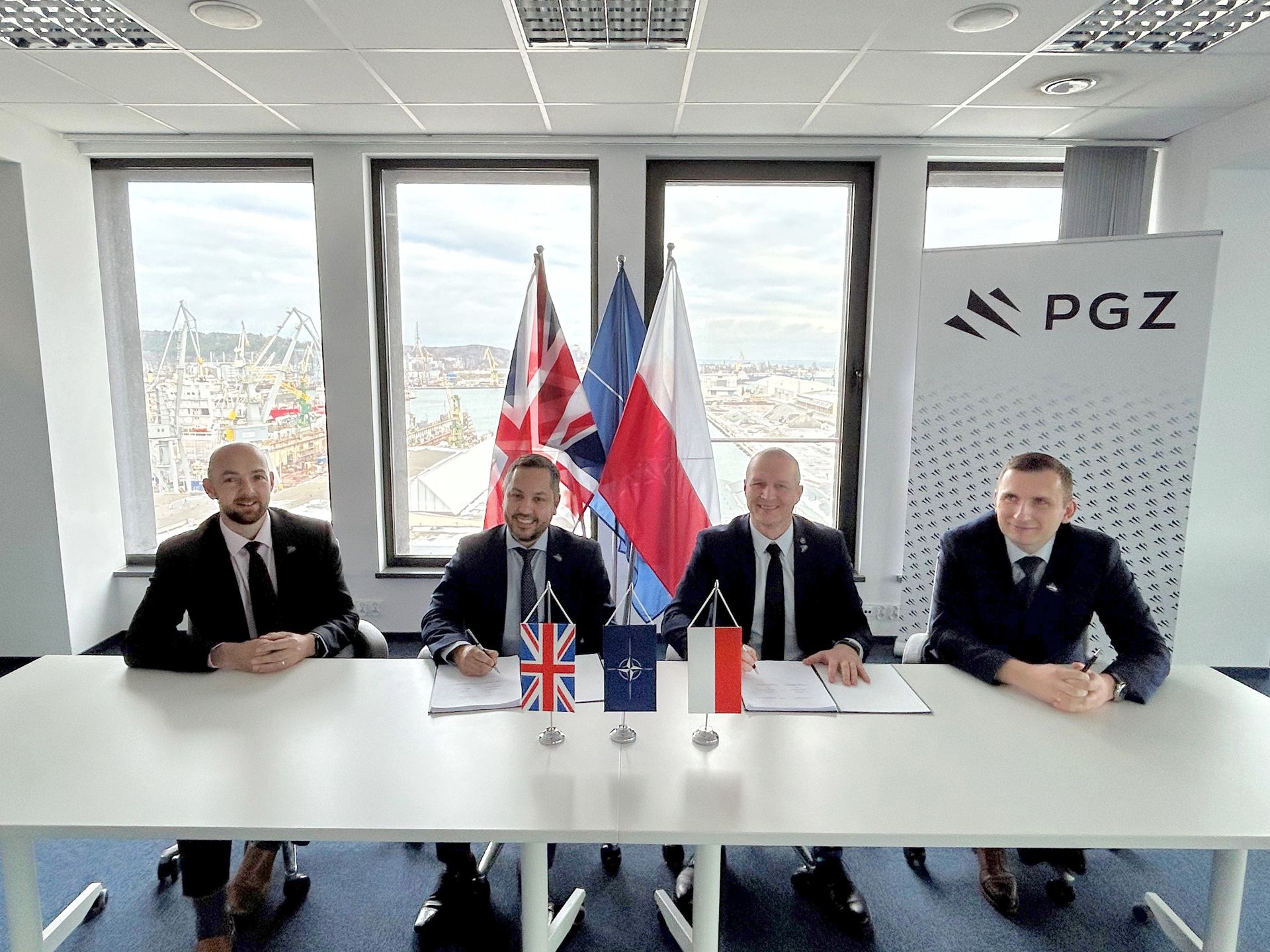 Na zdjęciu widać osoby podpisujące: Cezary Cierzan reprezentujący Konsorcjum PGZ Miecznik i Ryan Hurril dyrektor ds sprzedaży MBDA UK. Ryan odpowiada za prowadzenie projektu Miecznik ze strony MBDA UK.