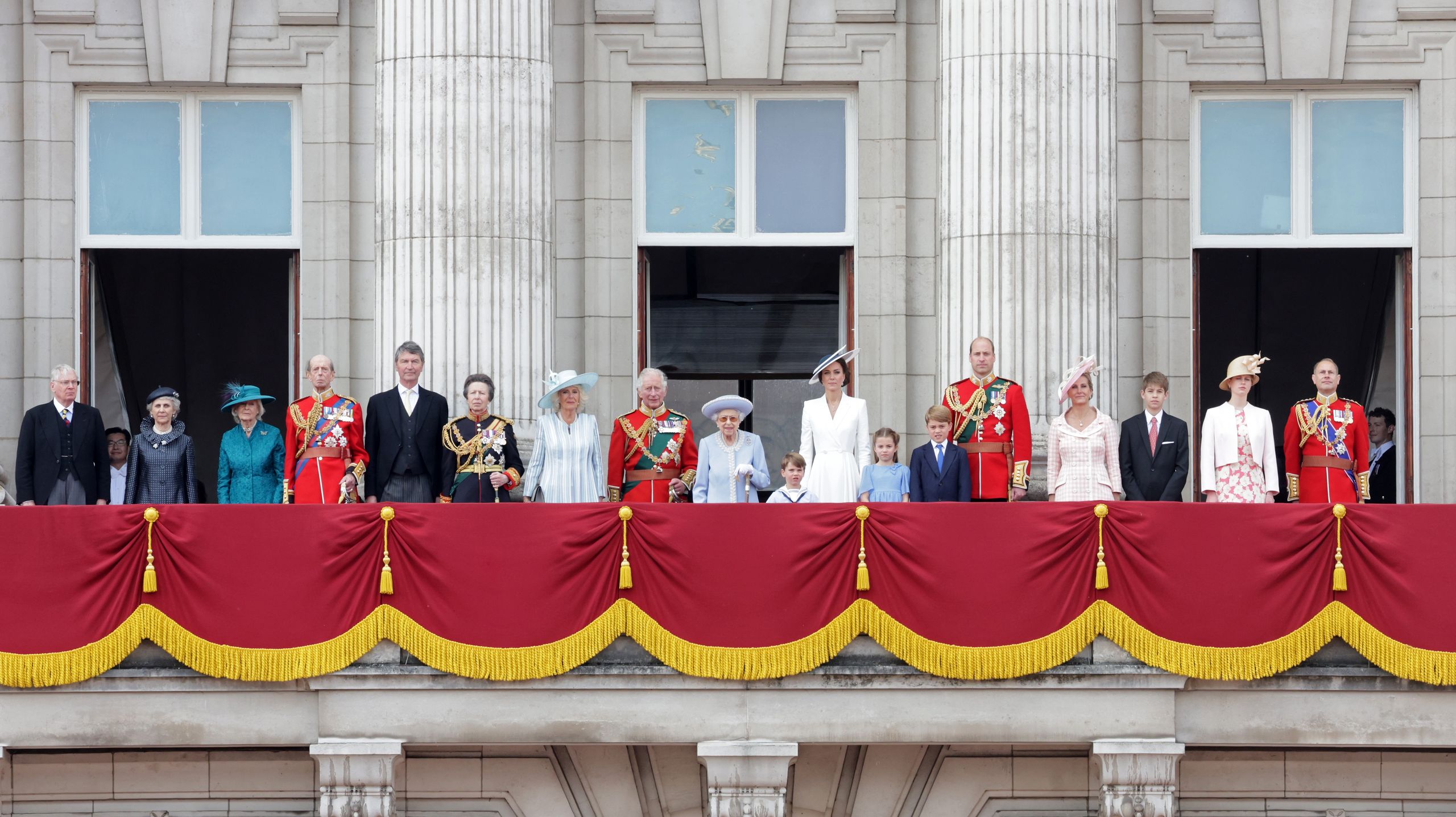 Królowa Elżbieta II z rodziną podczas Trooping the Colour